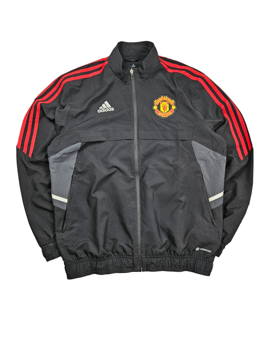 Leichte Adidas Manchester United Trackjacke in M mit rotem Logo, schwarzem Design und sportlicher Passform, von Akivintage.