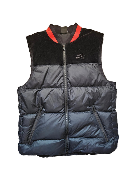 Nike SB Puffer-Jacke, schwarze Steppweste mit Kapuze, warm und sportlich, für Skateboarding und Freizeit.