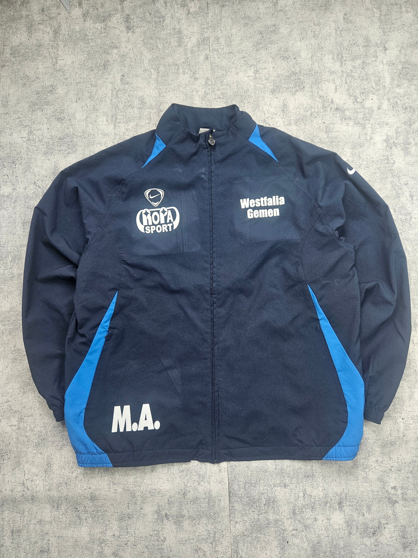 Rarer Nike Wesfalia Trainingsanzug in Größe L, schwarzer Nike Tracksuit mit weißen Akzenten, bequem und stylisch für Sport und Freizeit