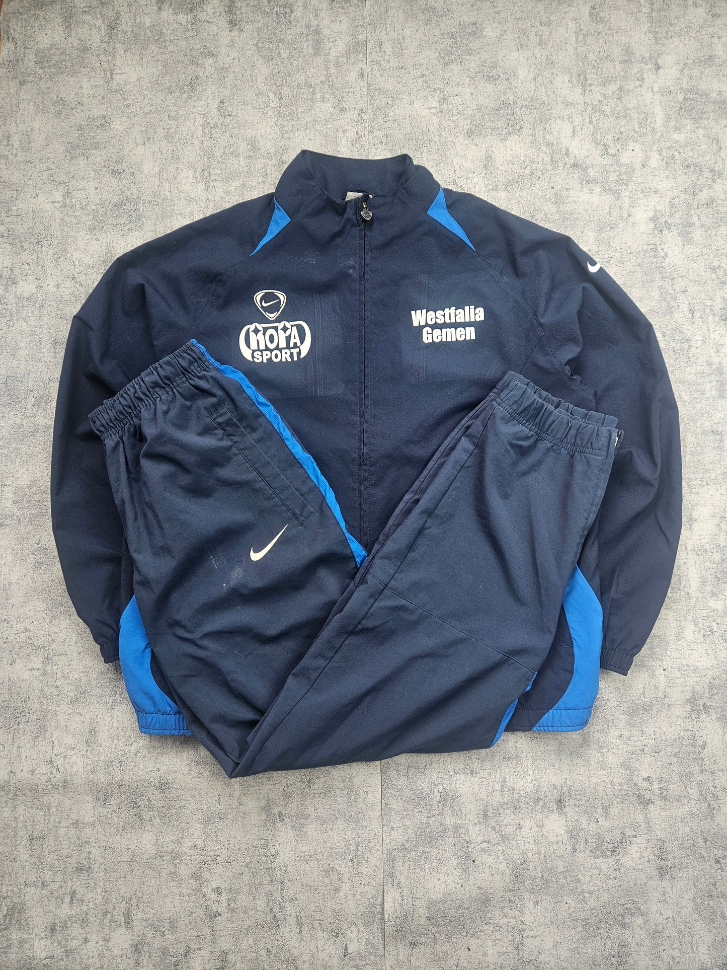 Nike Wesfalia Trainingsanzug von Akivintage, L, in schwarzer Farbe, mit sportlichem Schnitt und Nike-Logo auf der Jacke und Hose