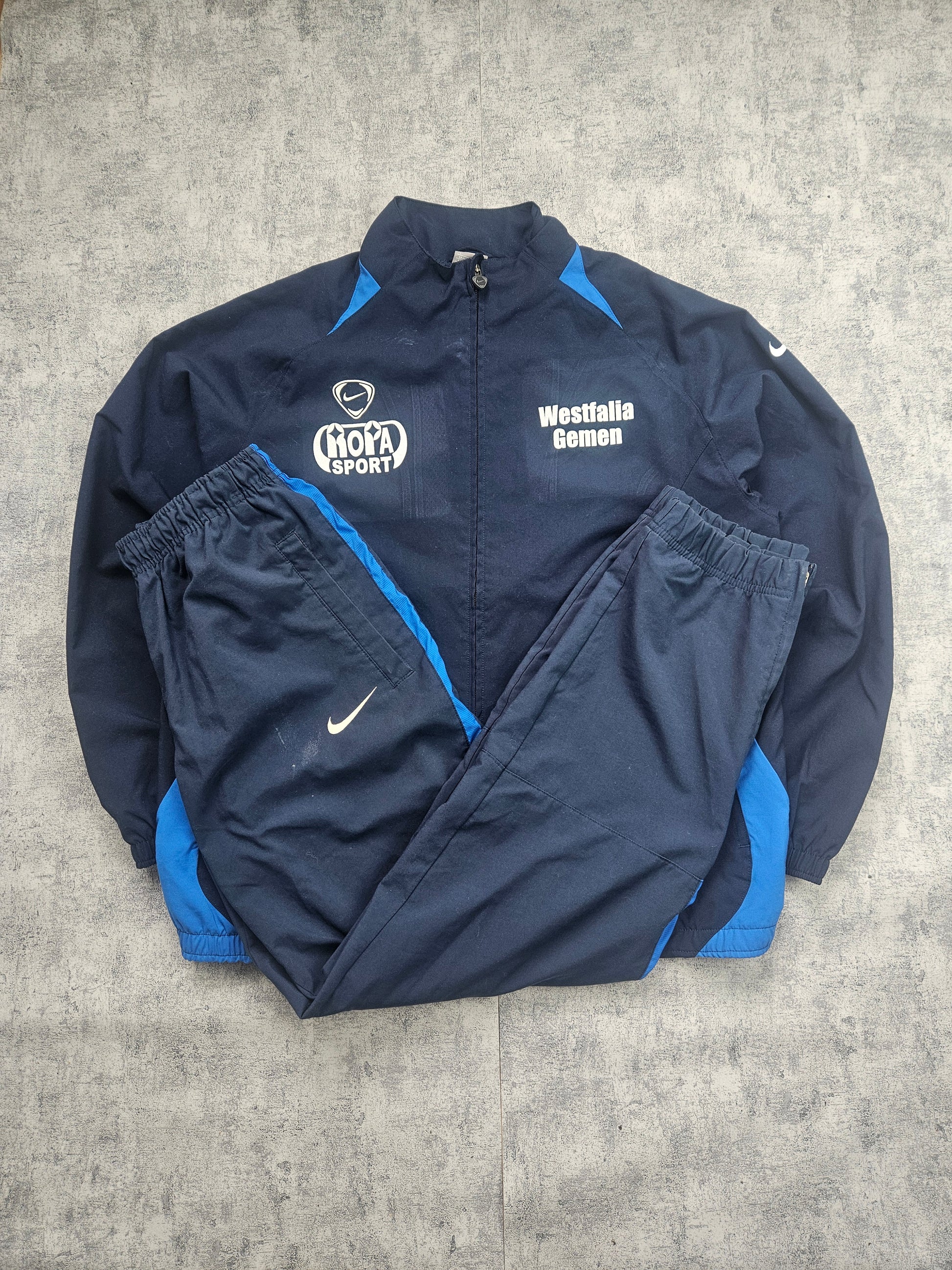 Nike Wesfalia Trainingsanzug von Akivintage, L, in schwarzer Farbe, mit sportlichem Schnitt und Nike-Logo auf der Jacke und Hose