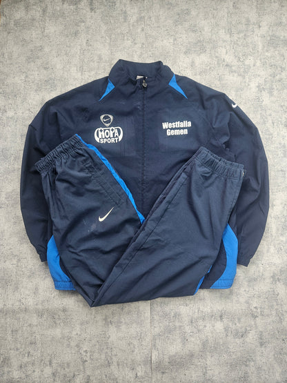 Nike Wesfalia Trainingsanzug von Akivintage, L, in schwarzer Farbe, mit sportlichem Schnitt und Nike-Logo auf der Jacke und Hose