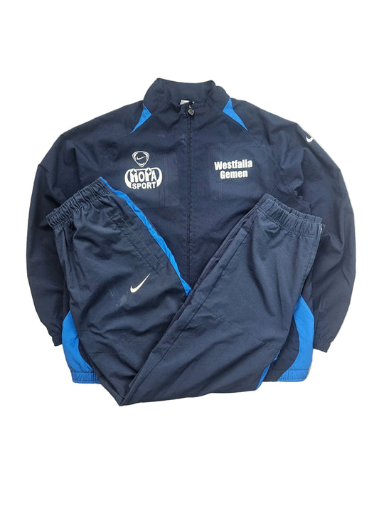 Nike Wesfalia Trainingsanzug von Akivintage, L, in schwarzer Farbe, mit sportlichem Schnitt und Nike-Logo auf der Jacke und Hose