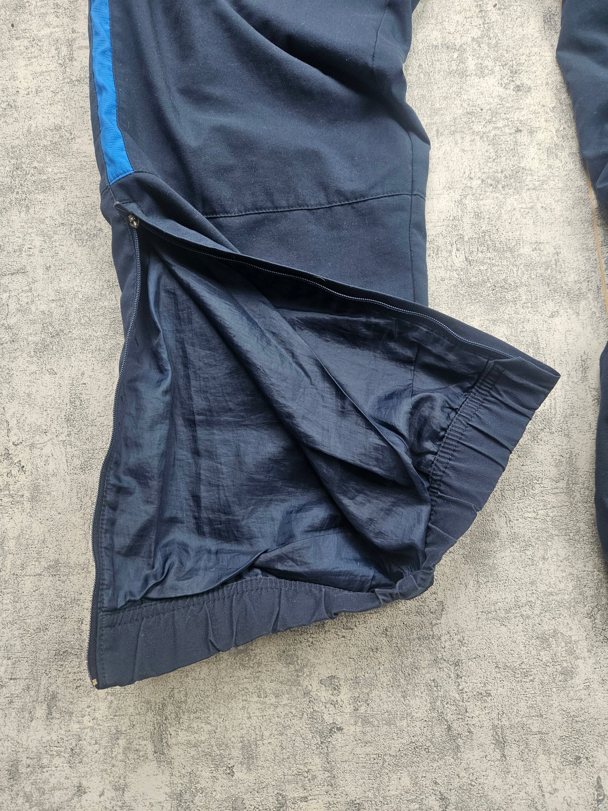 Seltenes Nike Wesfalia Trainingsanzug in Größe L, Akivintage, mit sportlichem Design und bequemer Passform, auf einem Model getragen